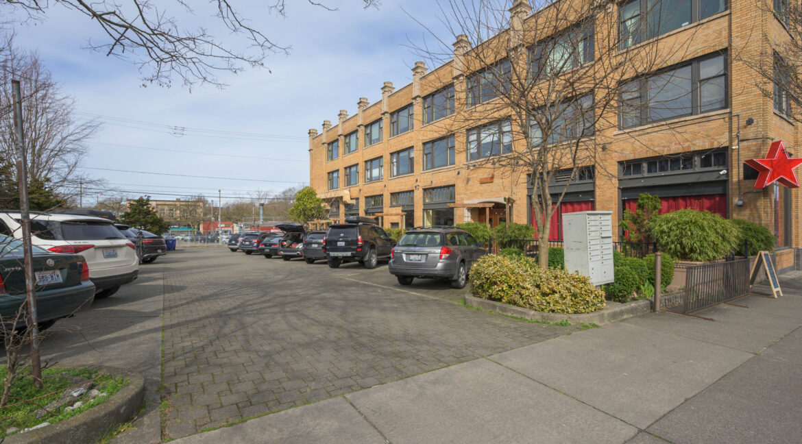 1327 N State St Bellingham-0871